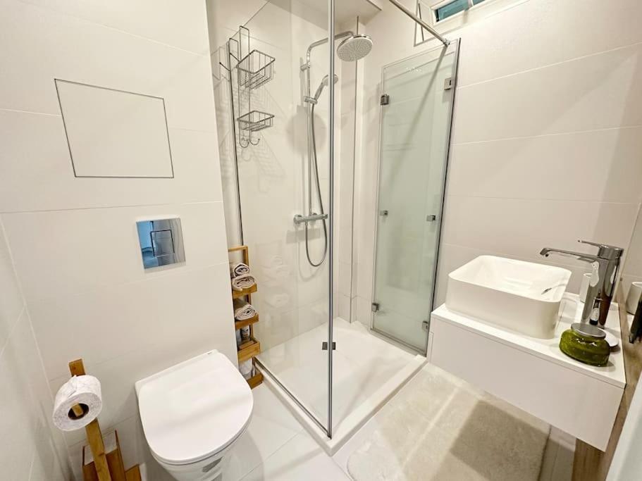 New Luxury Furnished Apartment - Beach, Varna Center & Fast Wi-Fi Exteriör bild